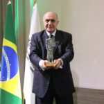 Urubatan Helou recebe troféu de mérito do transporte gaúcho