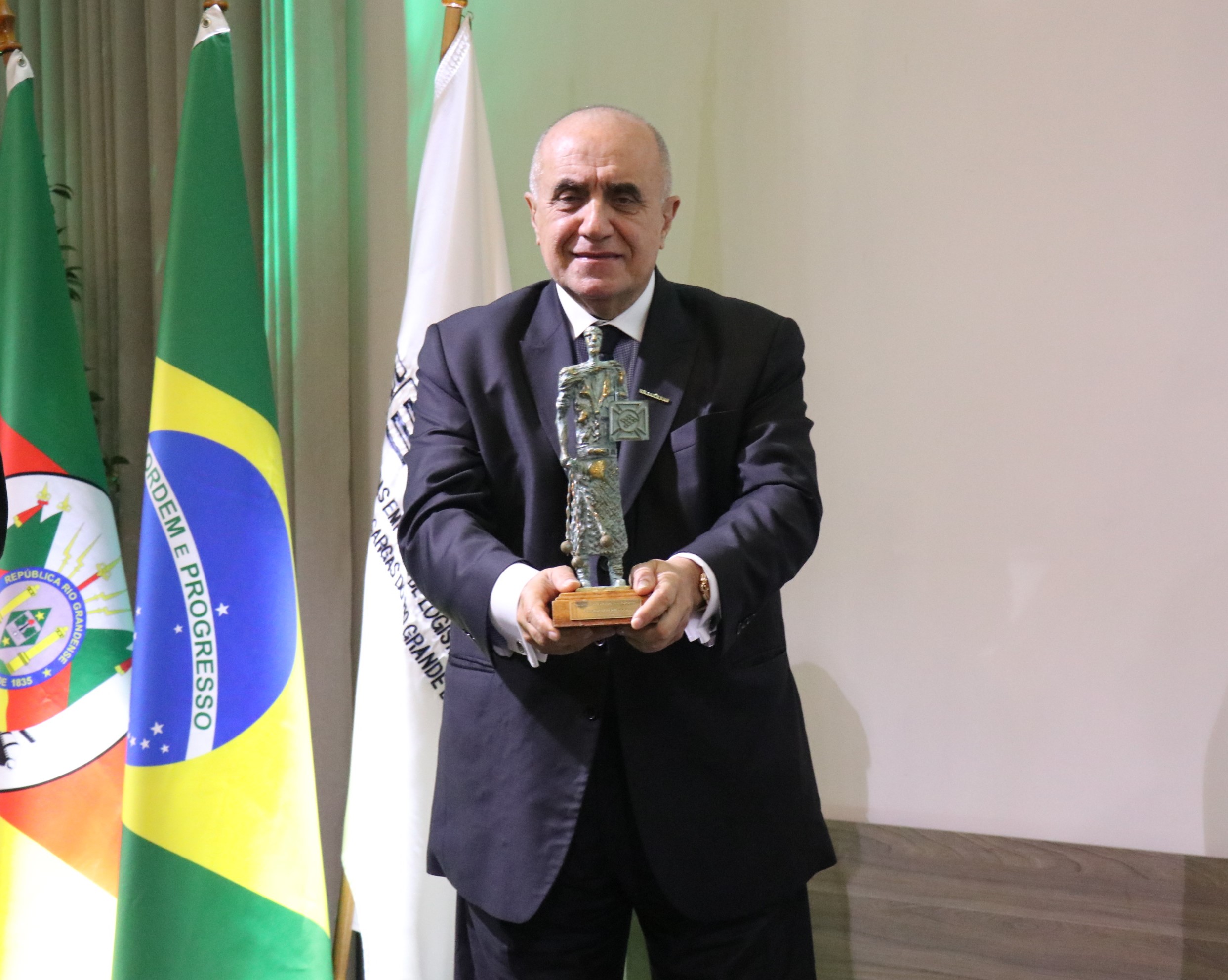 Urubatan Helou recebe troféu de mérito do transporte gaúcho
