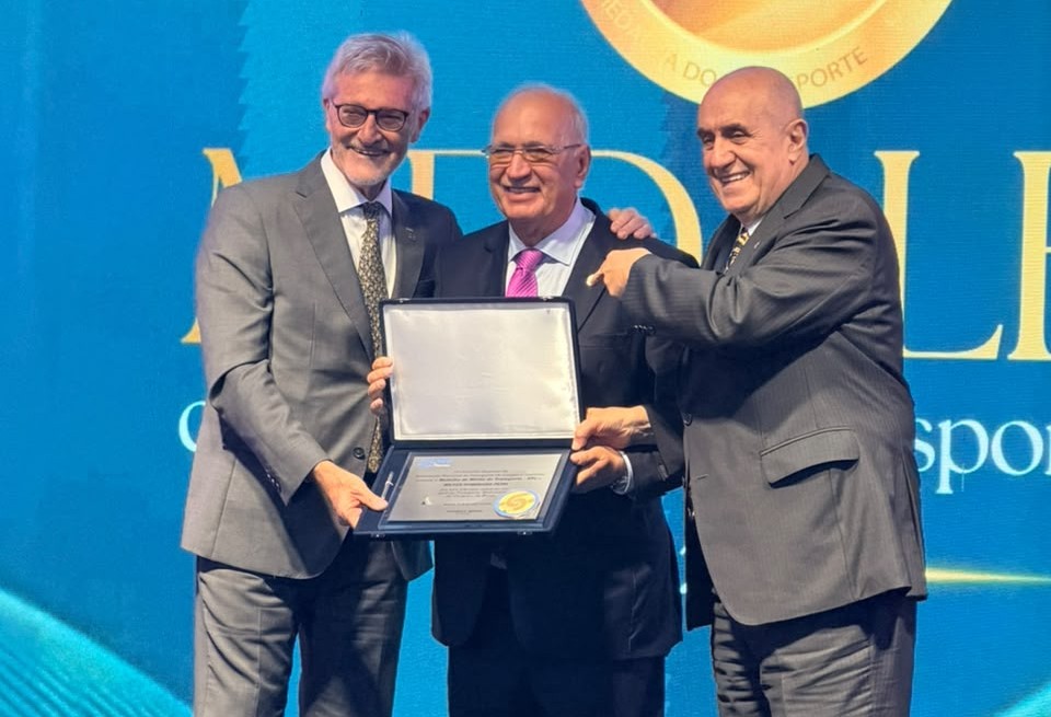 Diretor Vice-Presidente da Braspress, Milton Petri, recebe Medalha de Mérito do Transporte da NTC&Logística